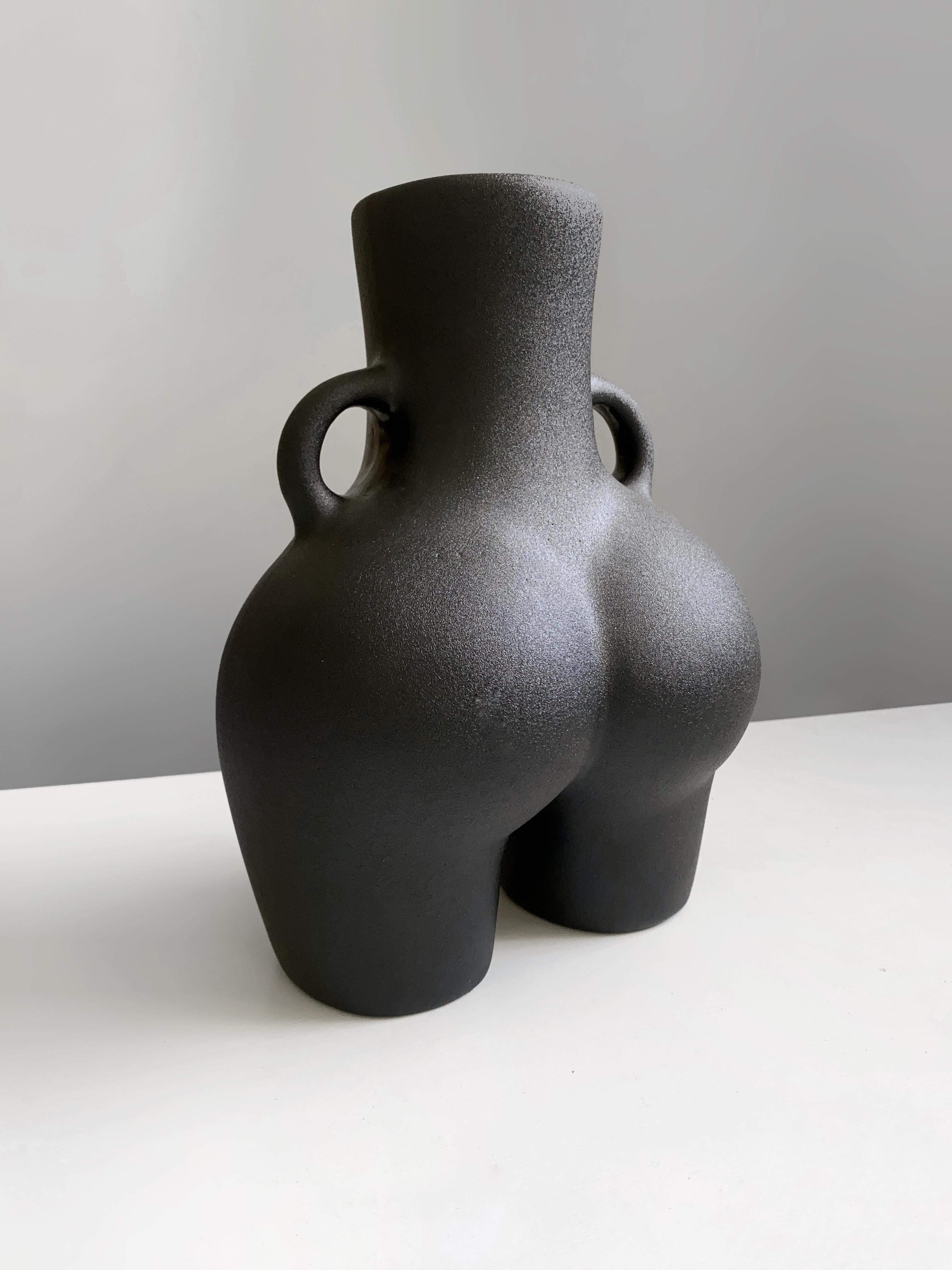 Ваза в форме женской попы Лола 25х18 см Черный Ваза в форме женской попы Лола 25х18 см Черный