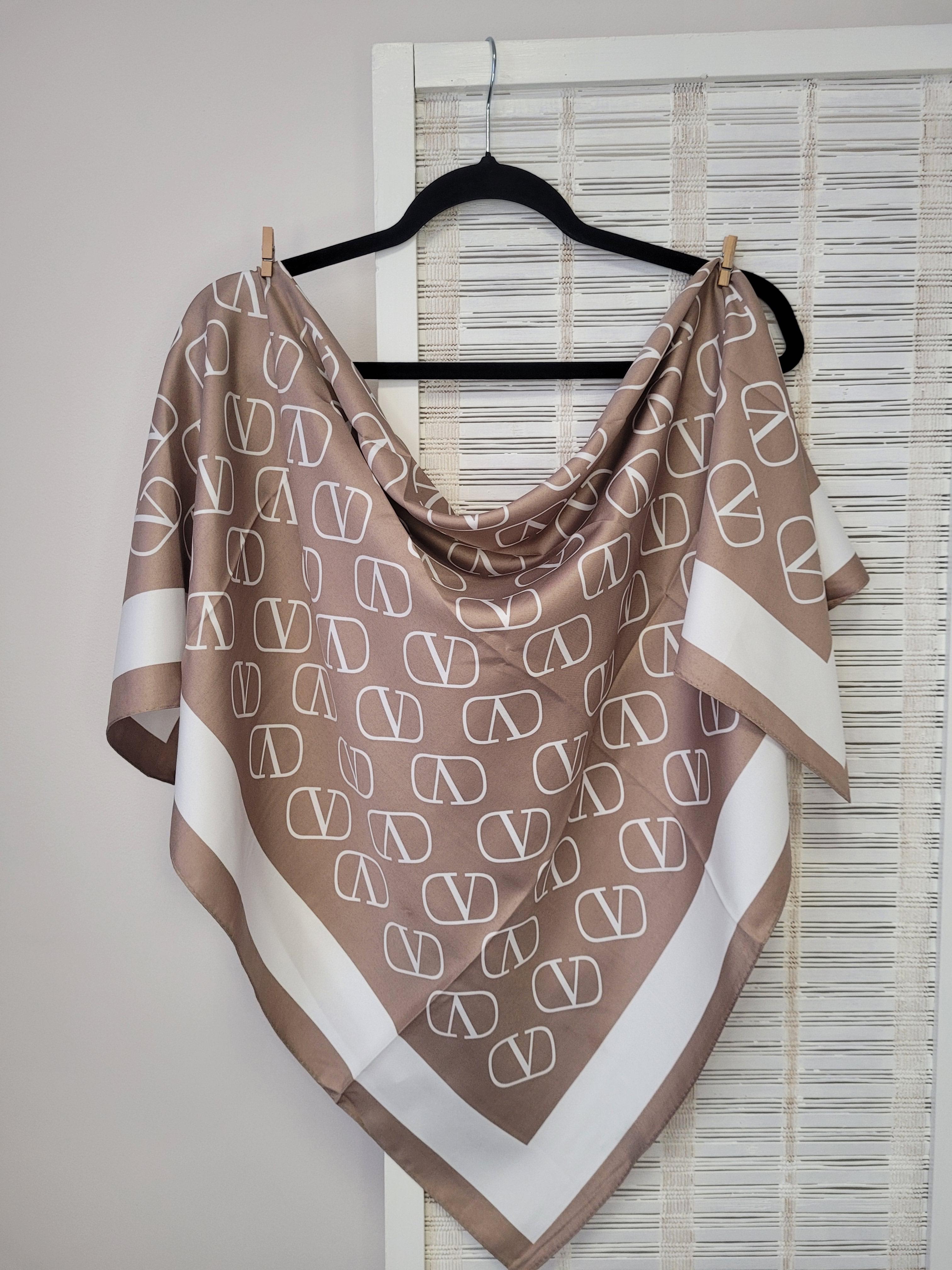 Хустка жіноча шовкова з Логотипом 90х90 см Молочний/Бежевий (002519)