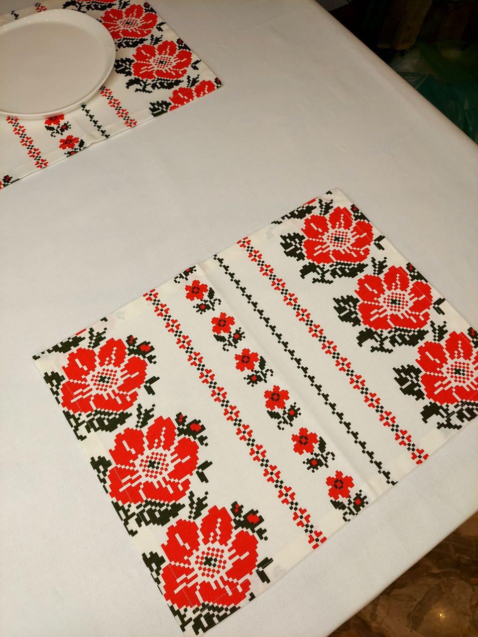 Салфетки водоотталкивающие Le maison de garny Вышиванка маки/листочки 35x35 см 1 шт. Красный/Зеленый