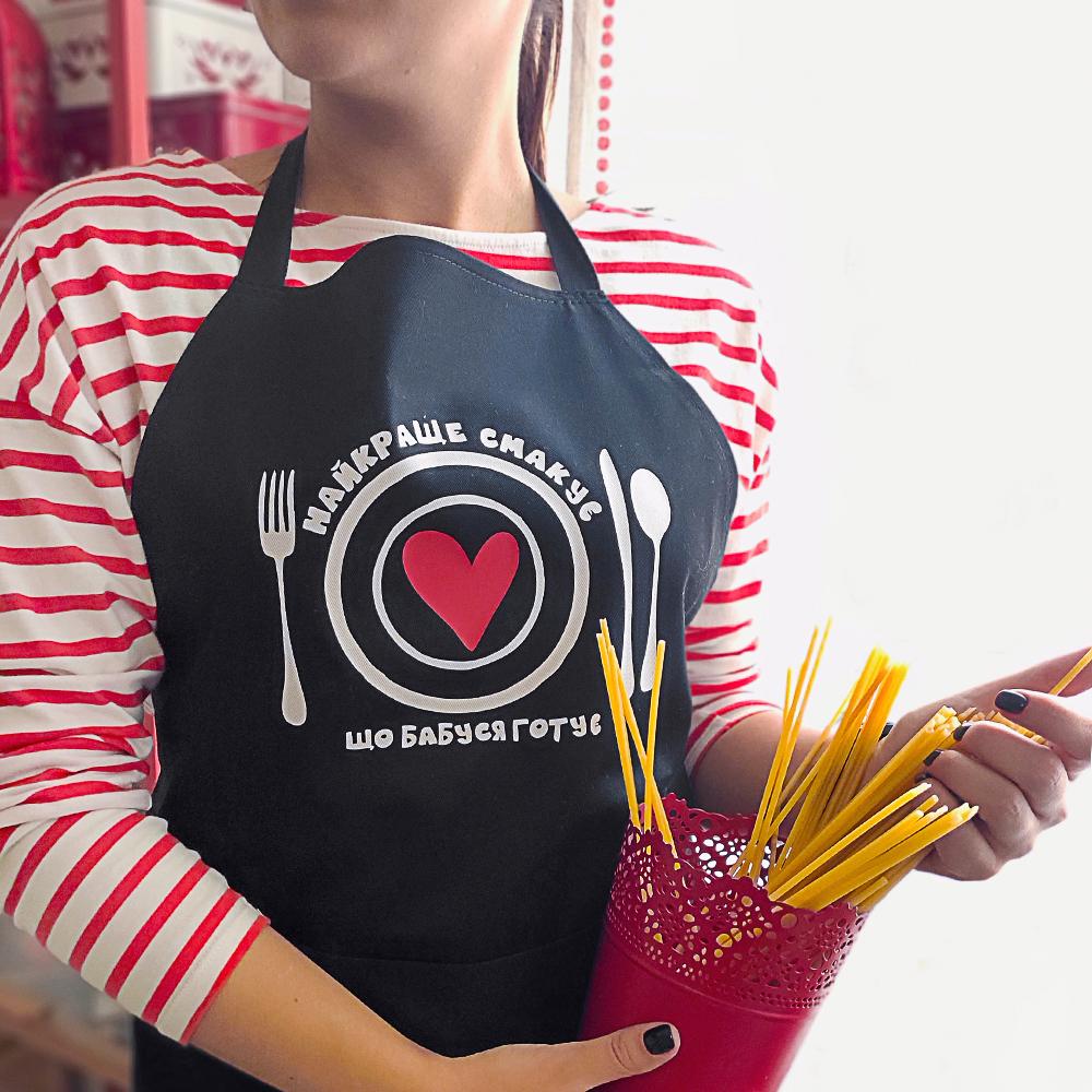 Фартук с надписью "Найкраще смакує, що бабуся готує" 75х51 см (FRT_19N023) - фото 2 Фартук с надписью "Найкраще смакує, що бабуся готує" 75х51 см (FRT_19N023) - фото 2