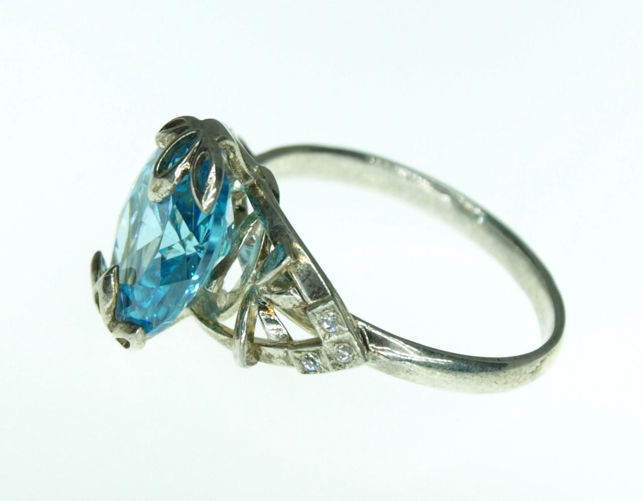 Кольцо из серебра с фианитом р. 18,5 (21 01850411)