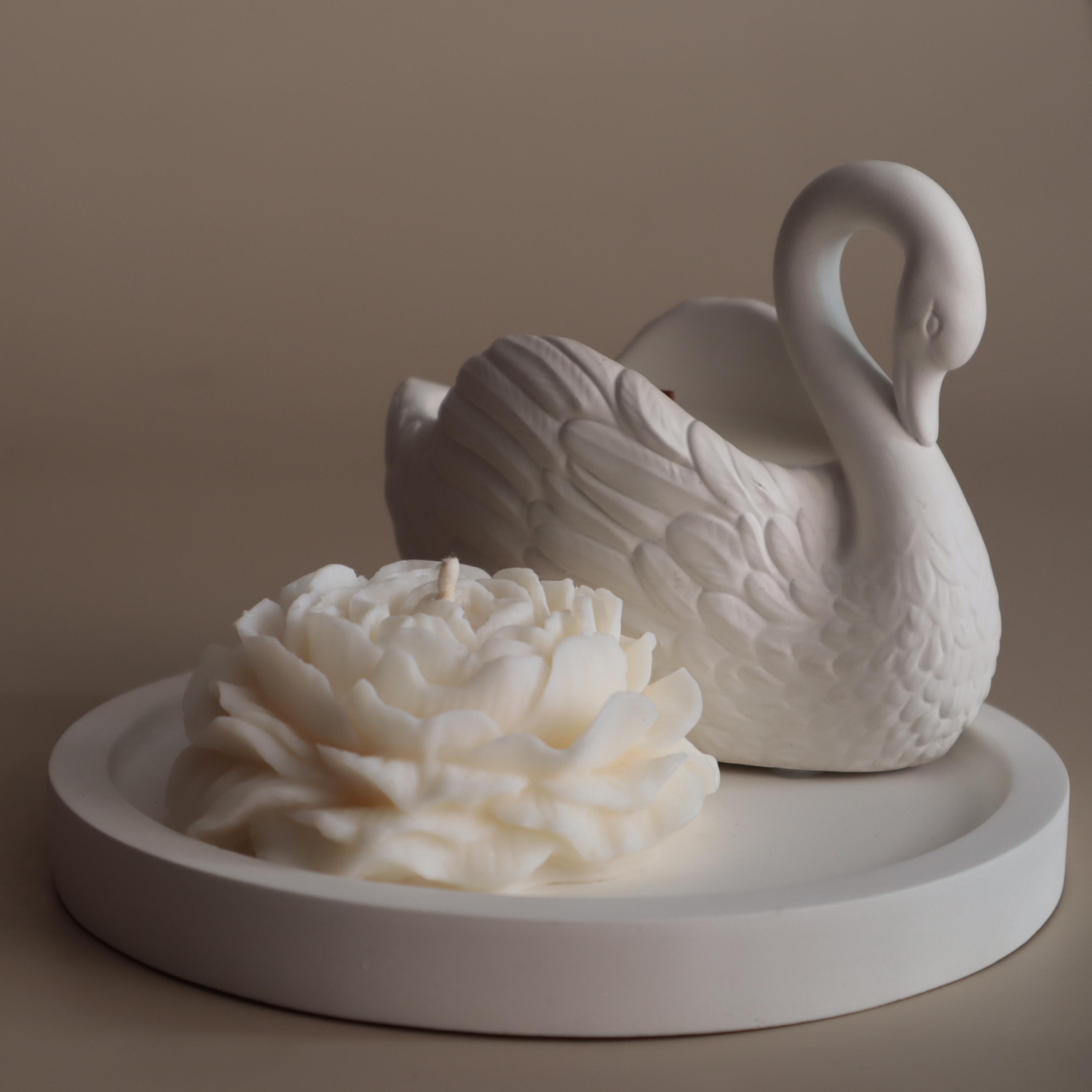 Подарунковий набір аромасвічок Wax Harmony Ваніль Лебідь з Півонією та підставка Кругла Білий (3000271)