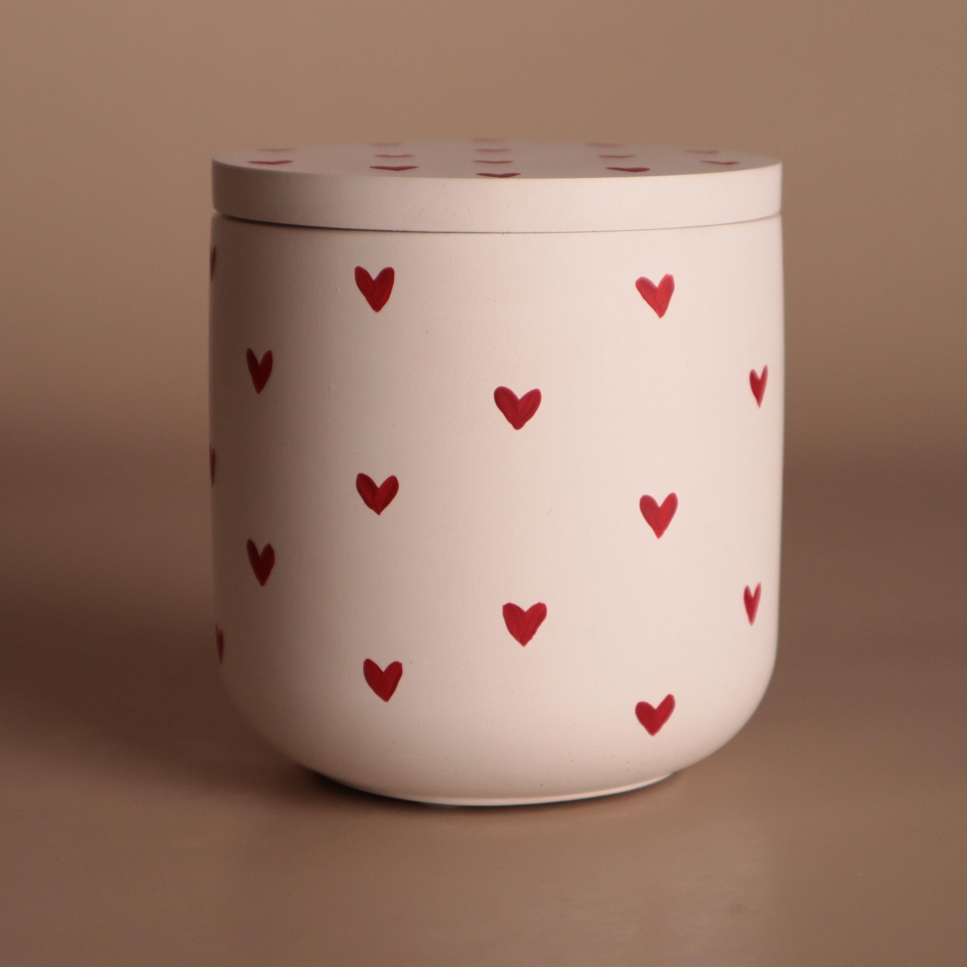 Аромасвічка соєва Wax Harmony Ваніль з сердечками у гіпсовому кашпо 250 г Білий (1000091) Аромасвічка соєва Wax Harmony Ваніль з сердечками у гіпсовому кашпо 250 г Білий (1000091)