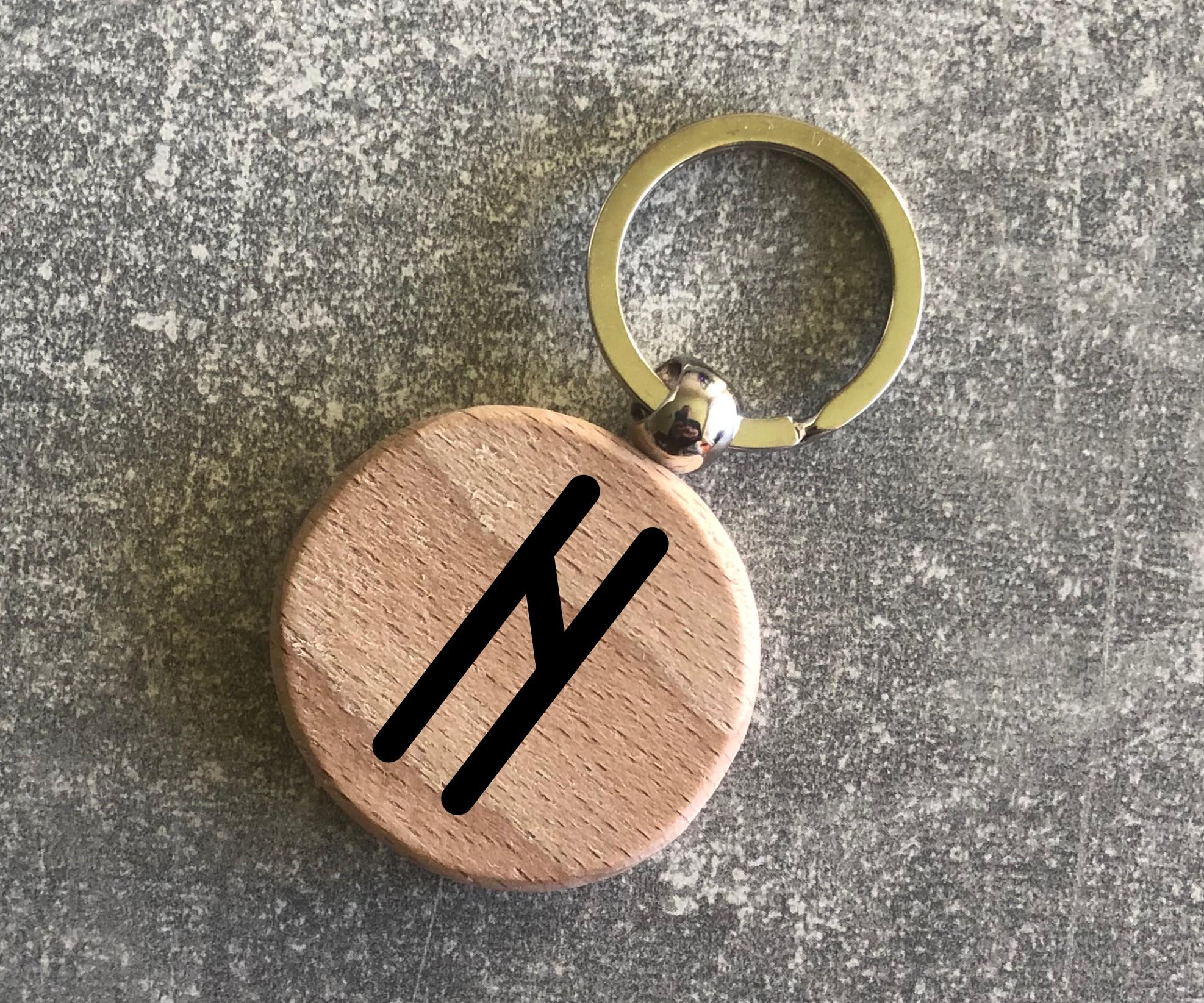 Брелок деревянный круглый с руной Старшого футарк "Хагалаз" (15010208009)