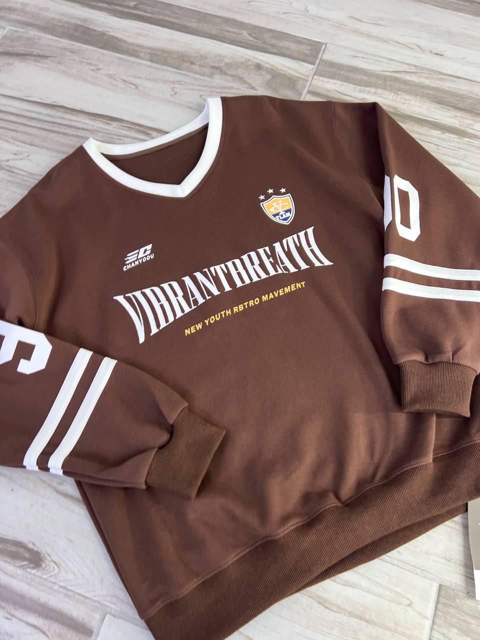 Свитшот женский A-N 25047 оверсайз вырез поло с надписью впереди OS Коричневый (3730) - фото 8 Свитшот женский A-N 25047 оверсайз вырез поло с надписью впереди OS Коричневый (3730) - фото 8