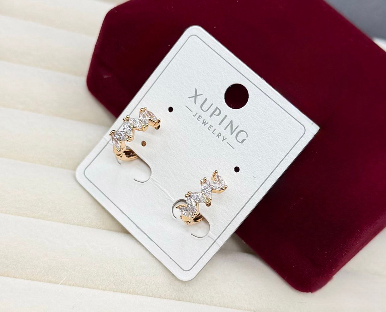 Серьги Xuping гипоаллергенное медицинское золото волнистая линия с тремя фигурными прозрачными камешками (2906519560)