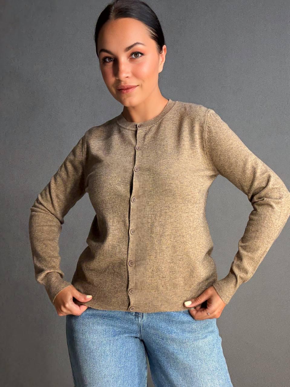 Кардиган женский AN 82896 однотонный на пуговицах универсальный One Size Коричневый - фото 7 Кардиган женский AN 82896 однотонный на пуговицах универсальный One Size Коричневый - фото 7