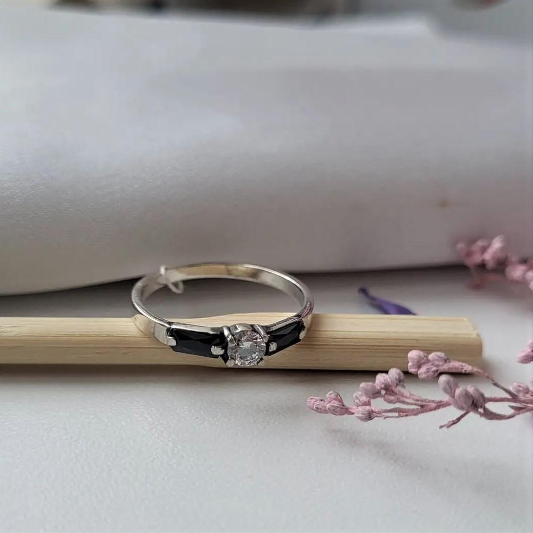 Кольцо серебряное с белым цирконием р. 19 (1677 1.90)