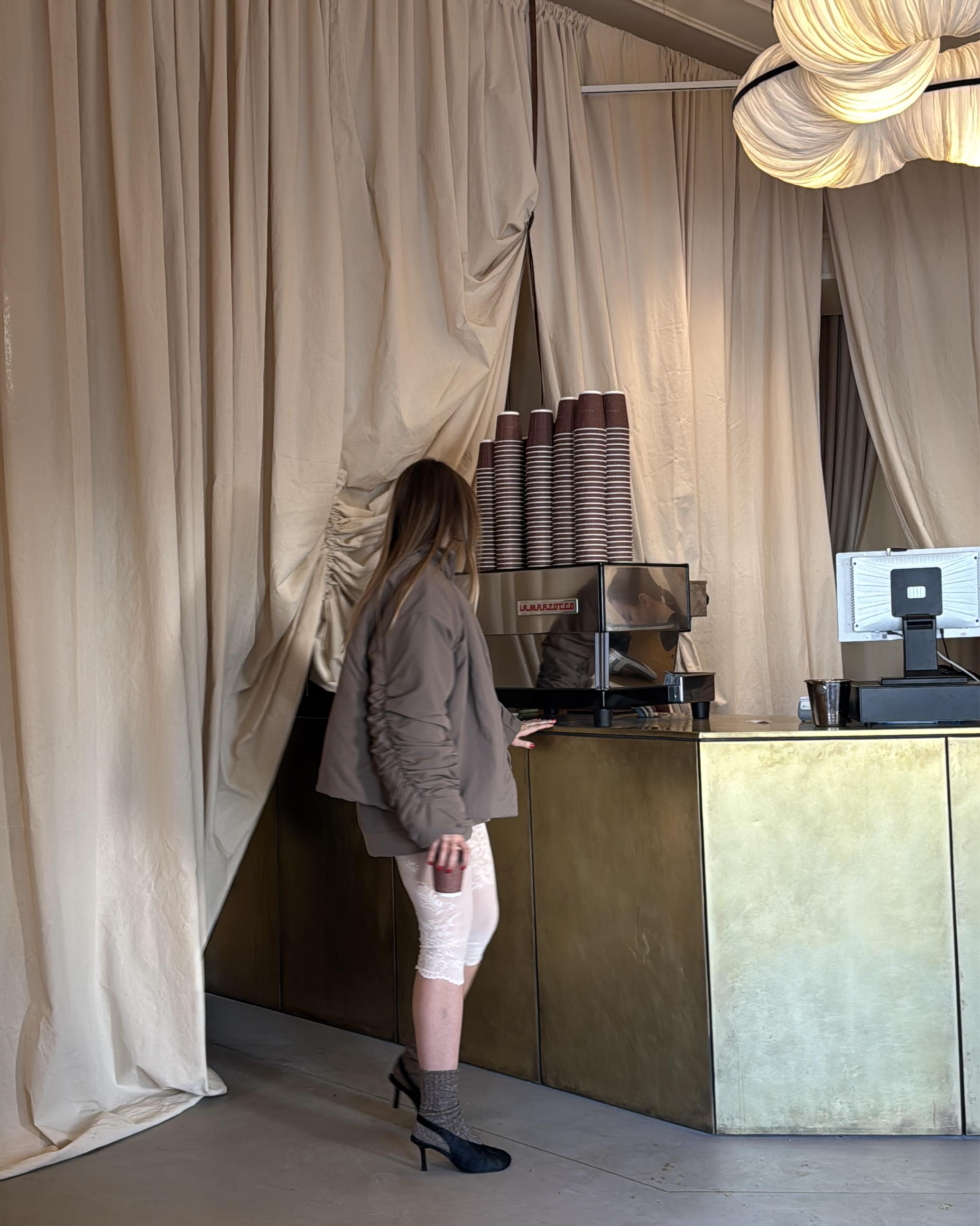 Куртка жіноча демісезона ZF Inspire 1013 на запах з поясом та широкими рукавами S-М Коричневий (1013-Кор-S-М) - фото 7 Куртка жіноча демісезона ZF Inspire 1013 на запах з поясом та широкими рукавами S-М Коричневий (1013-Кор-S-М) - фото 7