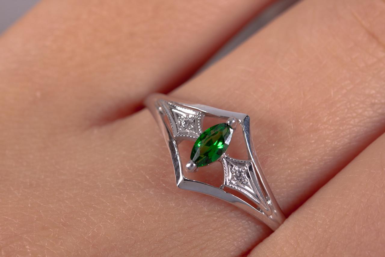 Кільце з білого золота з зеленим каменем р. 17,5 (2248329002)