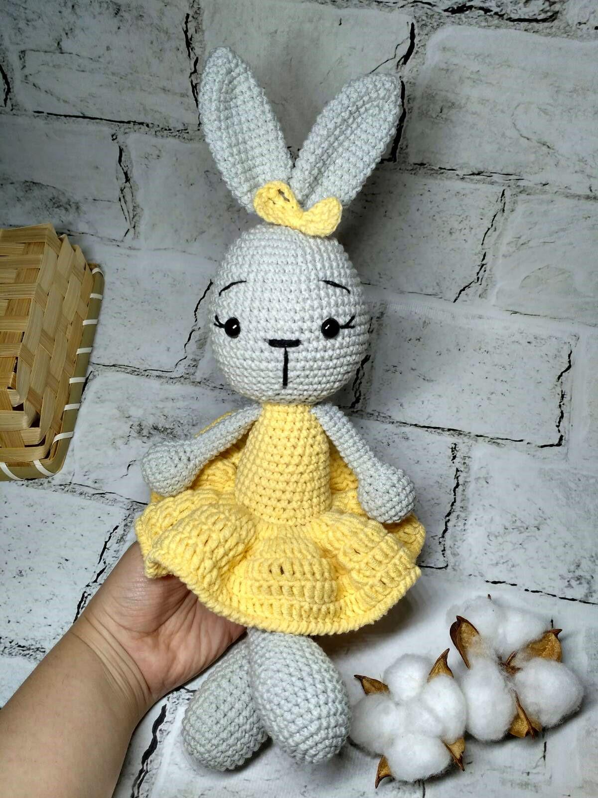 М'яка іграшка в'язана ручної роботи Зайчик Ліліт у сукні 25 см Сірий/Жовтий (202-9-21) - фото 2 М'яка іграшка в'язана ручної роботи Зайчик Ліліт у сукні 25 см Сірий/Жовтий (202-9-21) - фото 2
