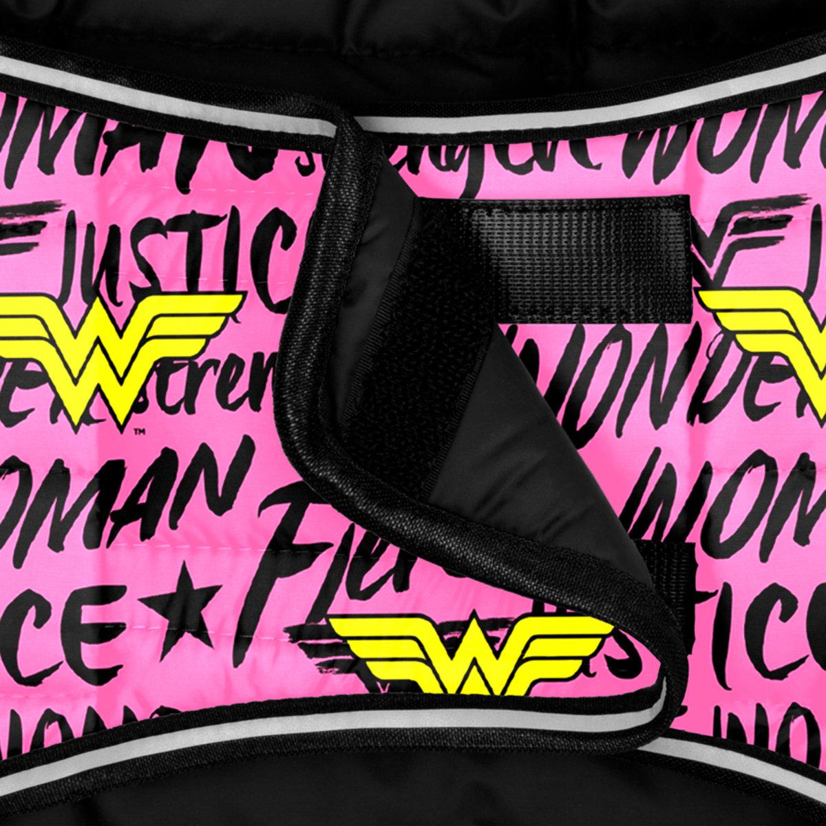 Курточка-накидка для собак Waudog Clothes Диво-жінка XXS 23х29-36х14-20 см Рожевий (501-4010 Col) - фото 4 Курточка-накидка для собак Waudog Clothes Диво-жінка XXS 23х29-36х14-20 см Рожевий (501-4010 Col) - фото 4