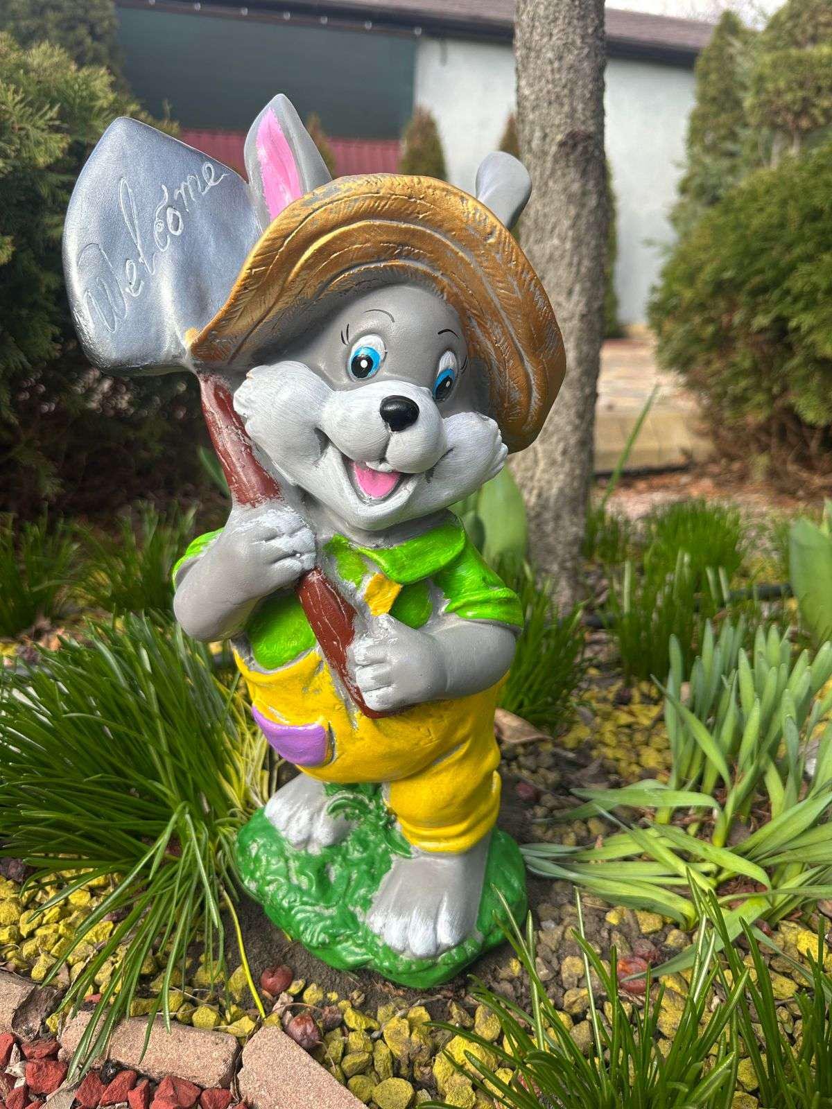 Фигура садовая Заяц с лопатой гипс ручная работа