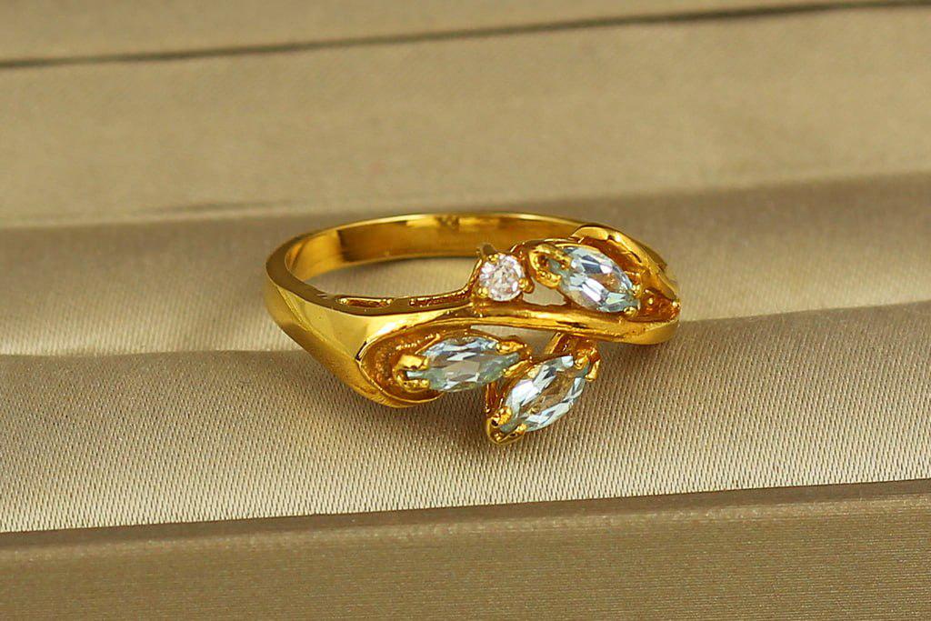 Кольцо Три черта голубой топаз р. 19 Золотистый (28957069) - фото 2