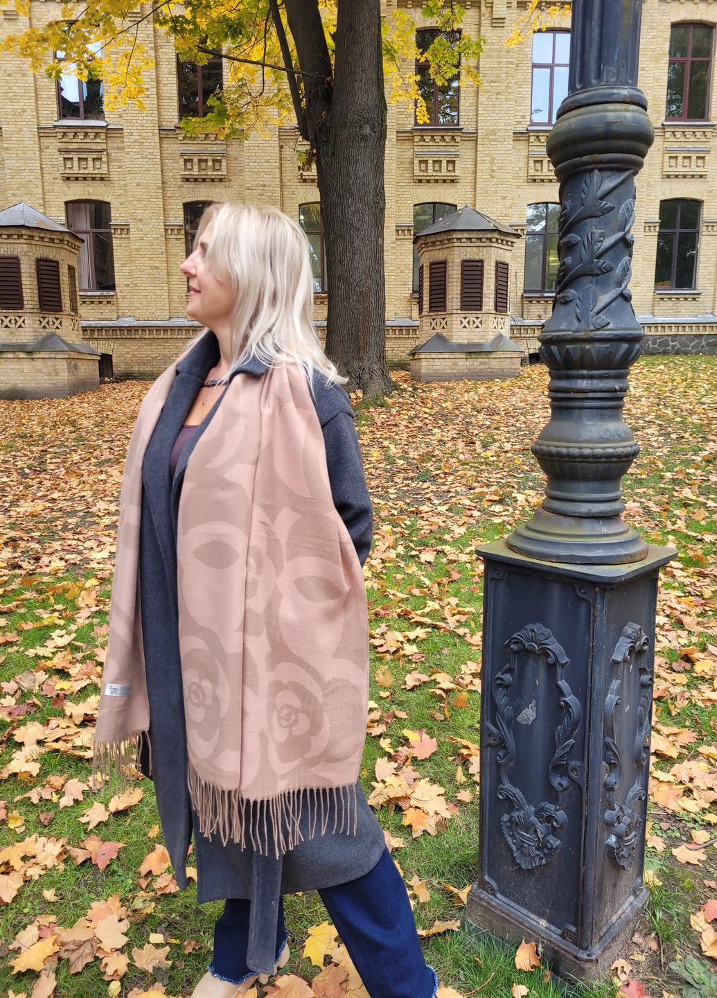 Шарф женский кашемировый с элегантным принтом Цветы 180х70 см Темно-бежевый карамельный (05548)