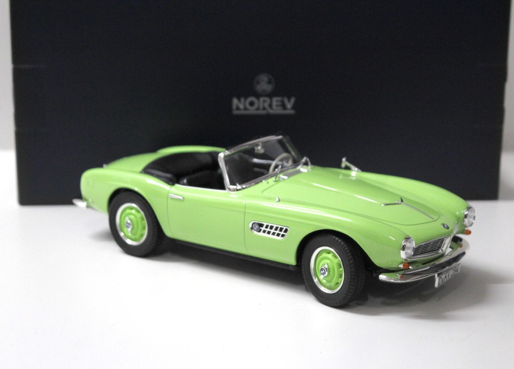 Модель автомобиля Norev 1:18 BMW 507 Cabriolet 1956 Green Limited Edition 200 Pcs (183233) - фото 4 Модель автомобиля Norev 1:18 BMW 507 Cabriolet 1956 Green Limited Edition 200 Pcs (183233) - фото 4