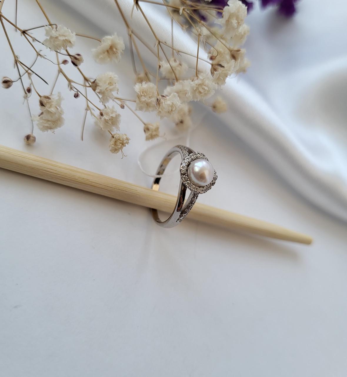 Кольцо антея с белой жемчужиной серебро 925 пробы родированное 2,63 г р. 18 (10162р)