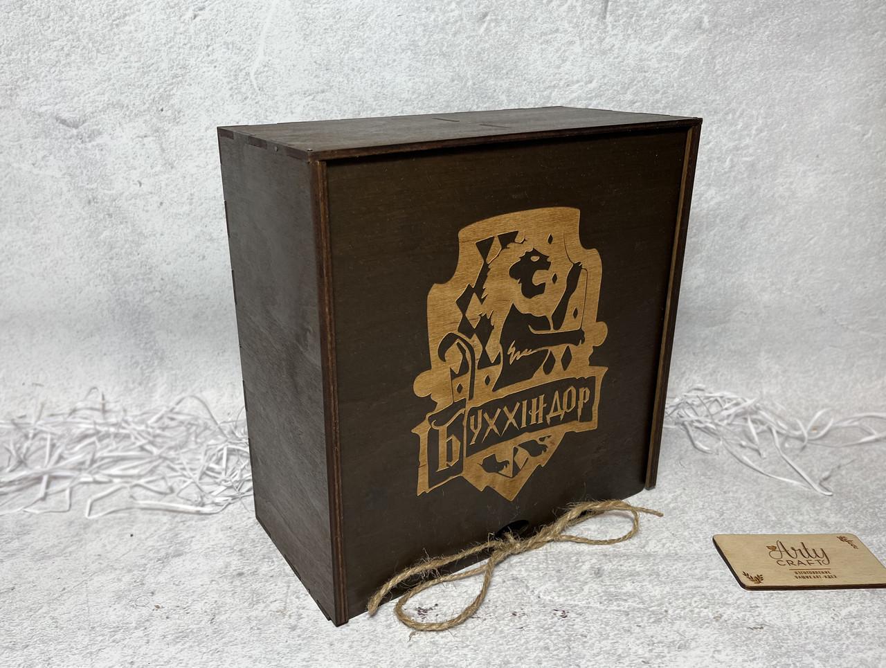 Бокалы для вина Bohemia с гравировкой "БУХЛЯ" и "Узнік винобару" в деревянной коробке "Буххиндор" Палисандр (1428) - фото 3 Бокалы для вина Bohemia с гравировкой "БУХЛЯ" и "Узнік винобару" в деревянной коробке "Буххиндор" Палисандр (1428) - фото 3