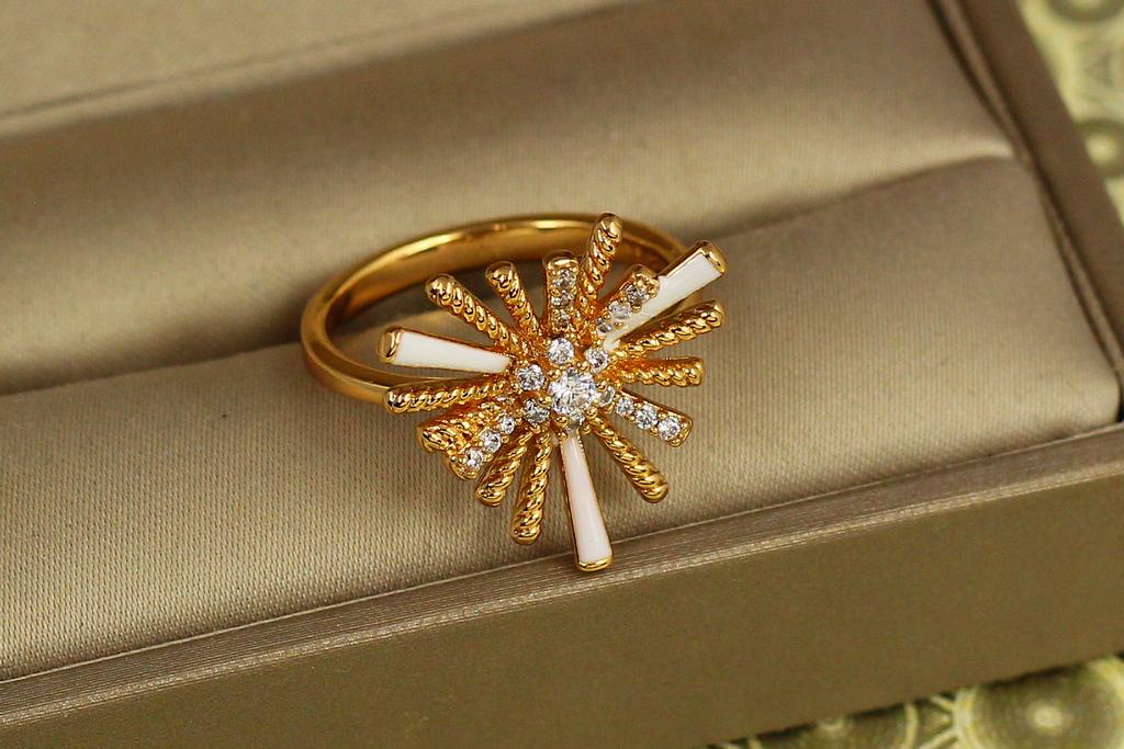 Кольцо Xuping Jewelry Гольчатая астра с белой керамикой р. 18 Золотистый