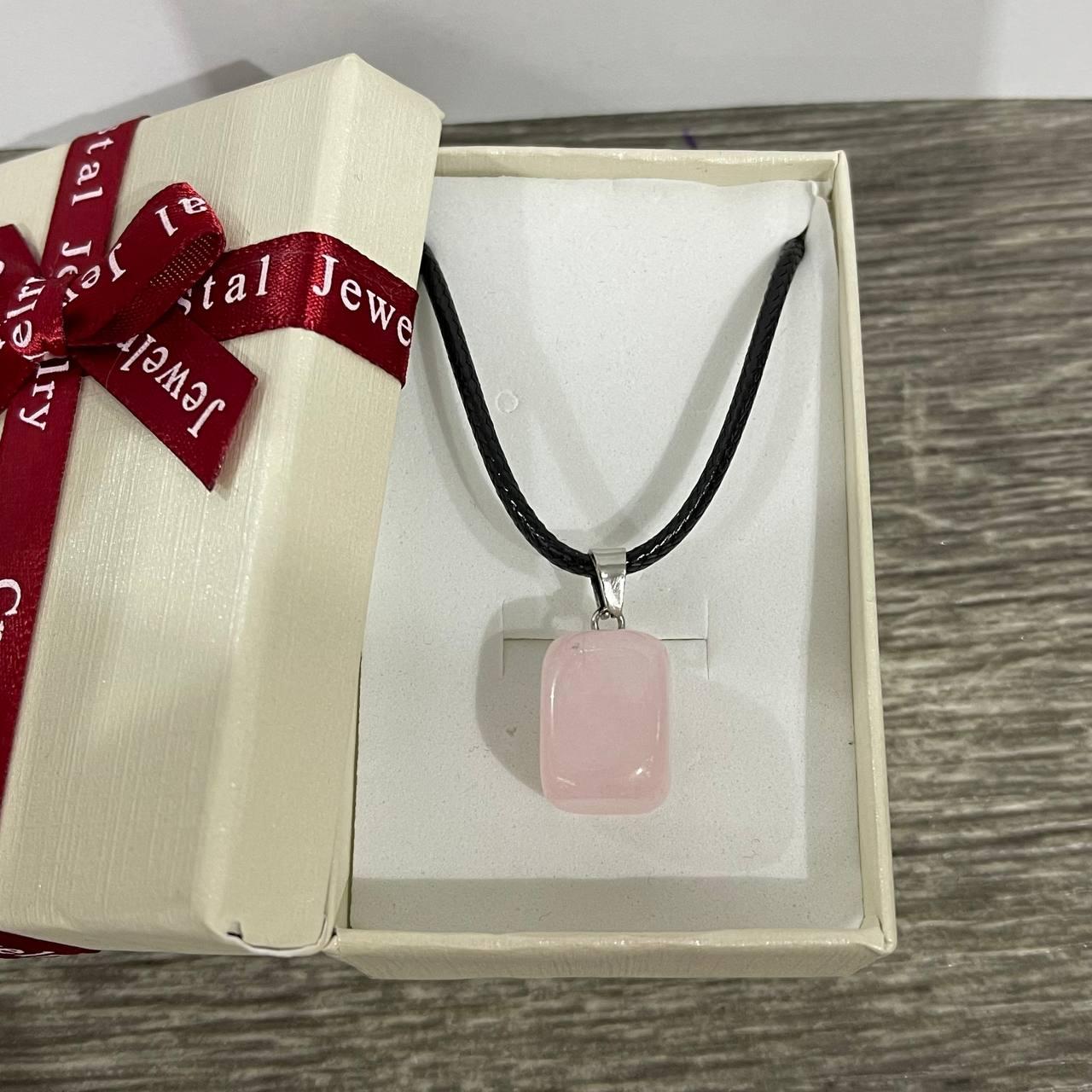 Кулон талисман с натуральным камнем розовый кварц в форме мини блок на шнурке (2065447368)