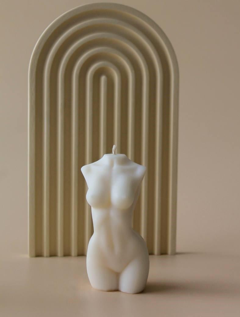 Свеча в форме женского тела