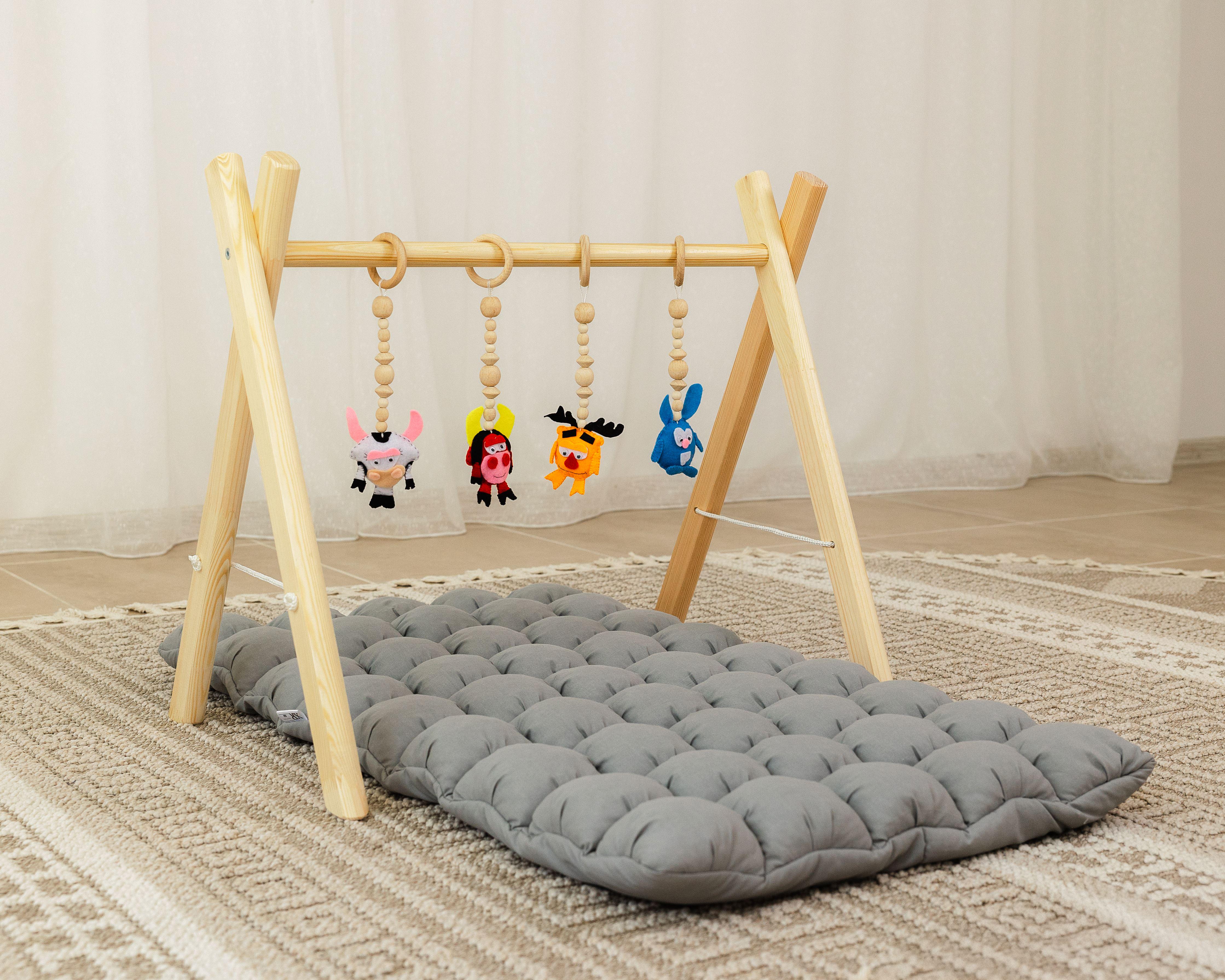 Мобиль детский напольный BabyGym Смешные герои с матрасом Серый (0002330)