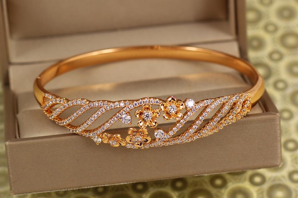 Браслет бенгл Xuping Jewelry Цветочное мерцание 60 мм на руку 17-19 см Золотистый (30668494)