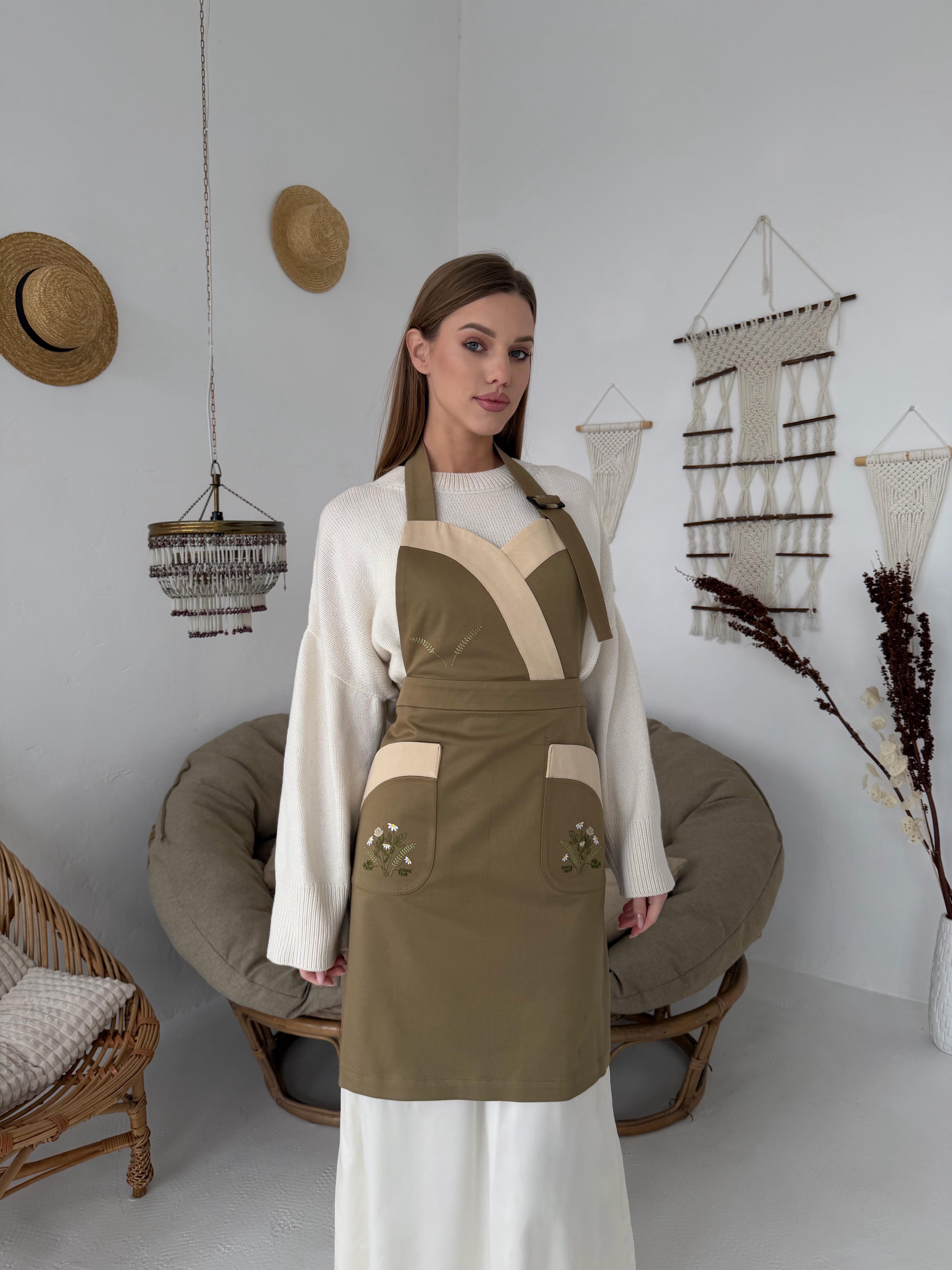 Фартук хлопковый с вышивкой Полевые ромашки Оливковый/Бежевый (31752369)