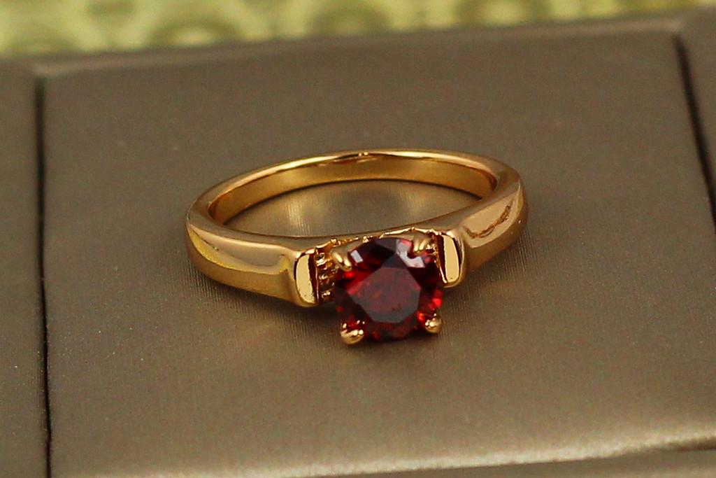 Кольцо Xuping Jewelry красный фианит на высоких ножках р. 16 Золотистый
