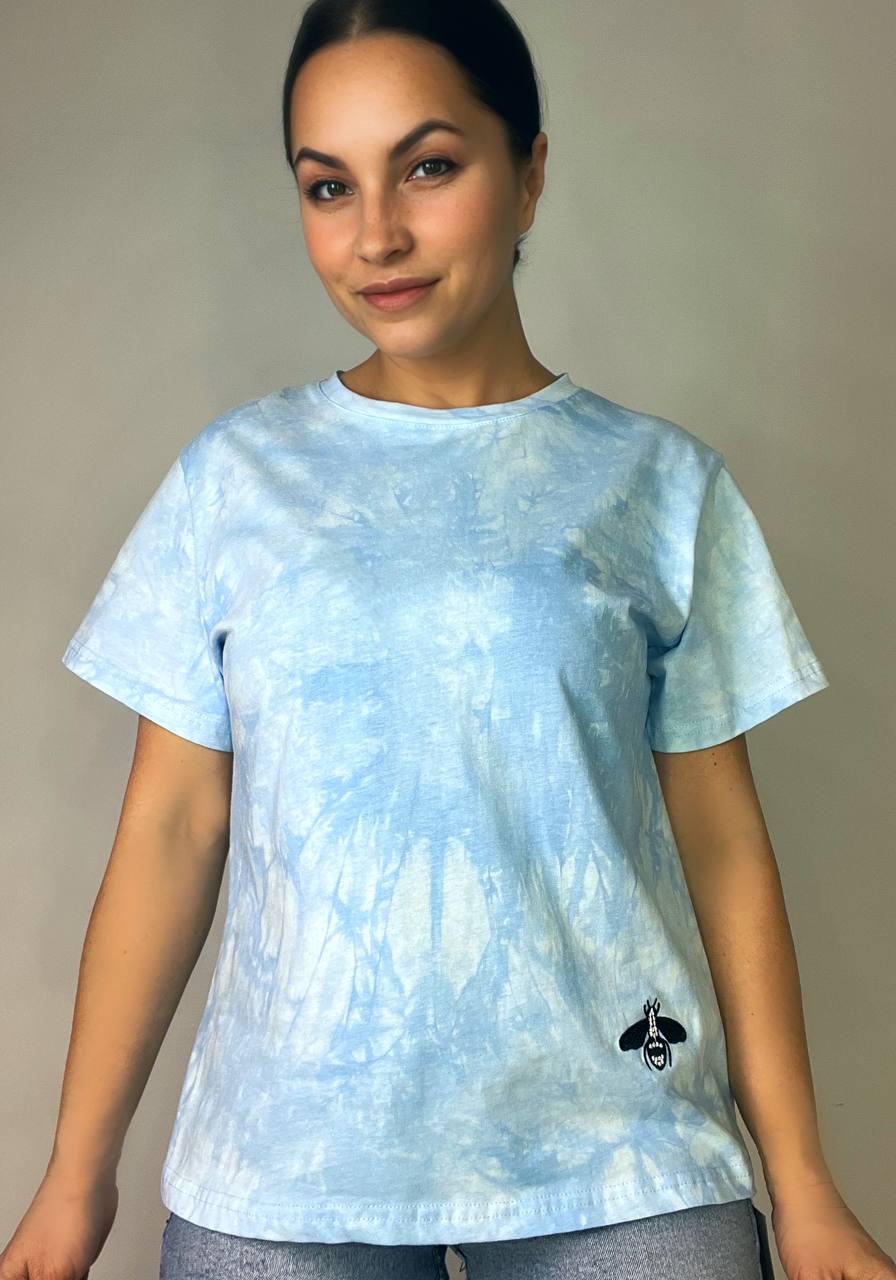 Футболка женская A-N 2539 вареная тай дай с вышивкой пчелкой OS Голубой (1876)