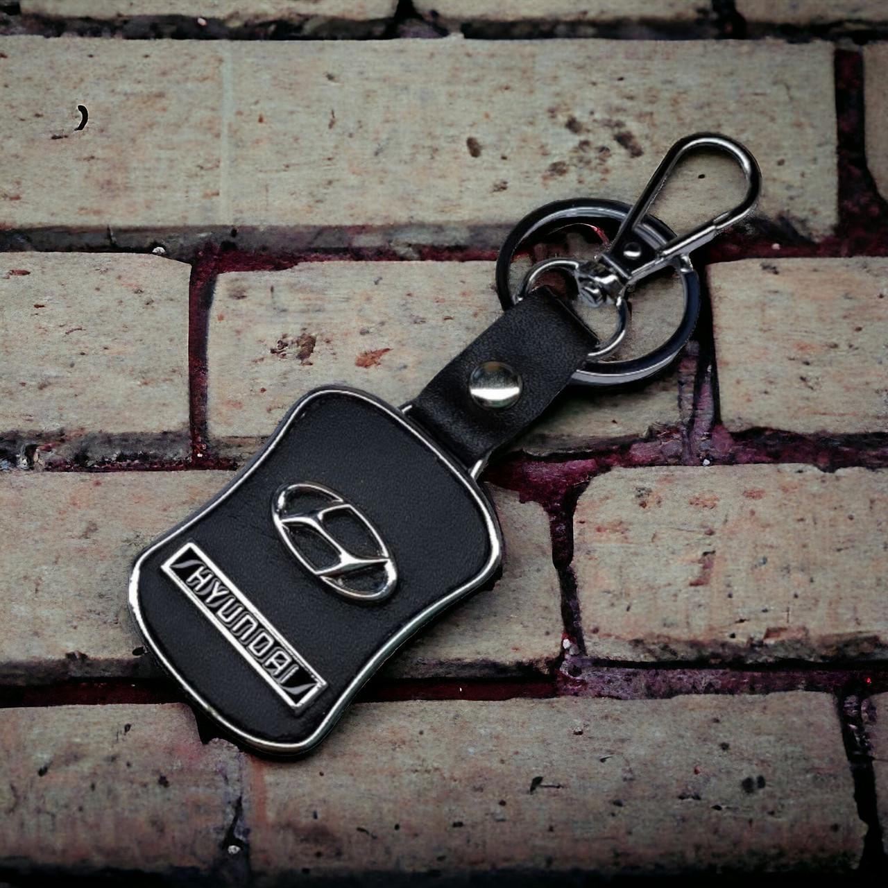 Брелок с логотипом авто Hyundai металлический со вставками натуральной кожи карабин с кольцом (1828824672)