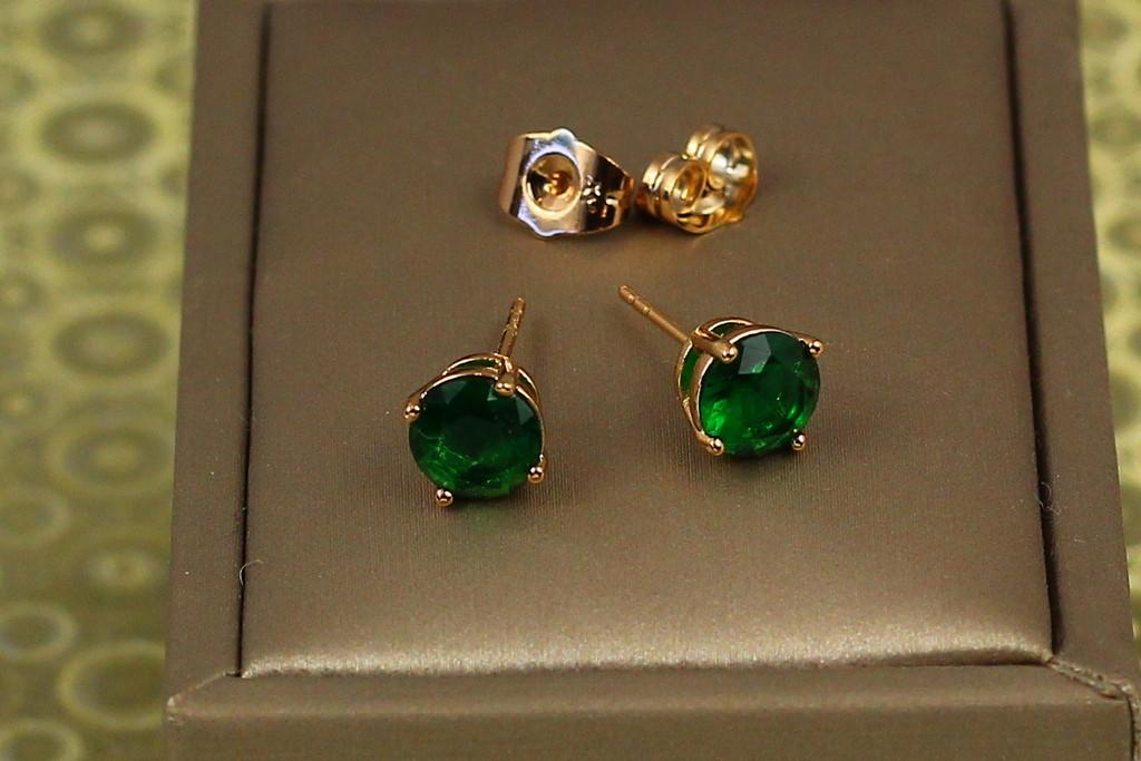 Серьги гвоздики Xuping Jewelry с зеленым камнем на четыре крепежа 7 мм Золотистый (2351717522)