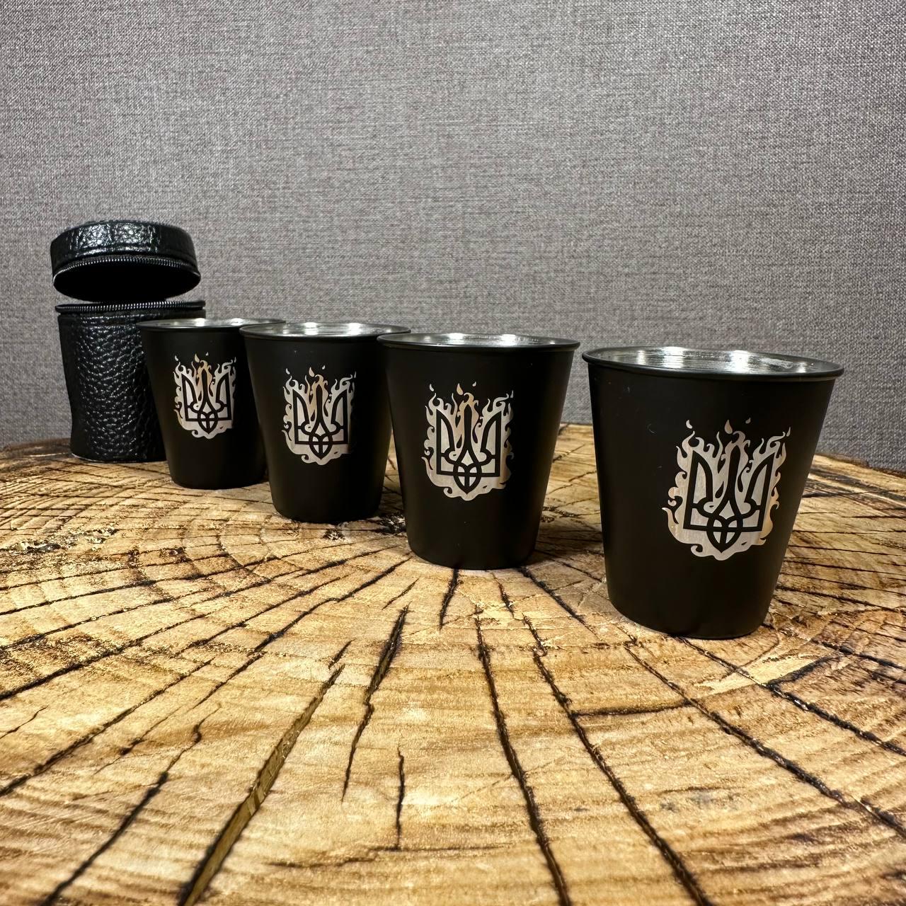 Набір чарок для алкоголю в чохлі з екошкіри з гербом України Набір чарок для алкоголю в чохлі з екошкіри з гербом України