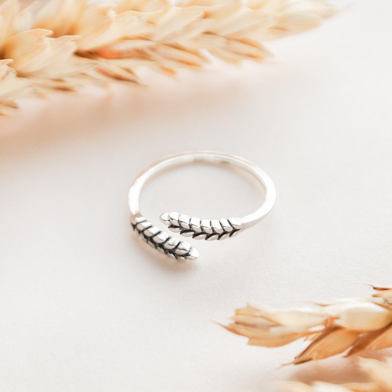 Кольцо серебряное Колоски разомкнутое полированное с чернением р. 18 Кольцо серебряное Колоски разомкнутое полированное с чернением р. 18