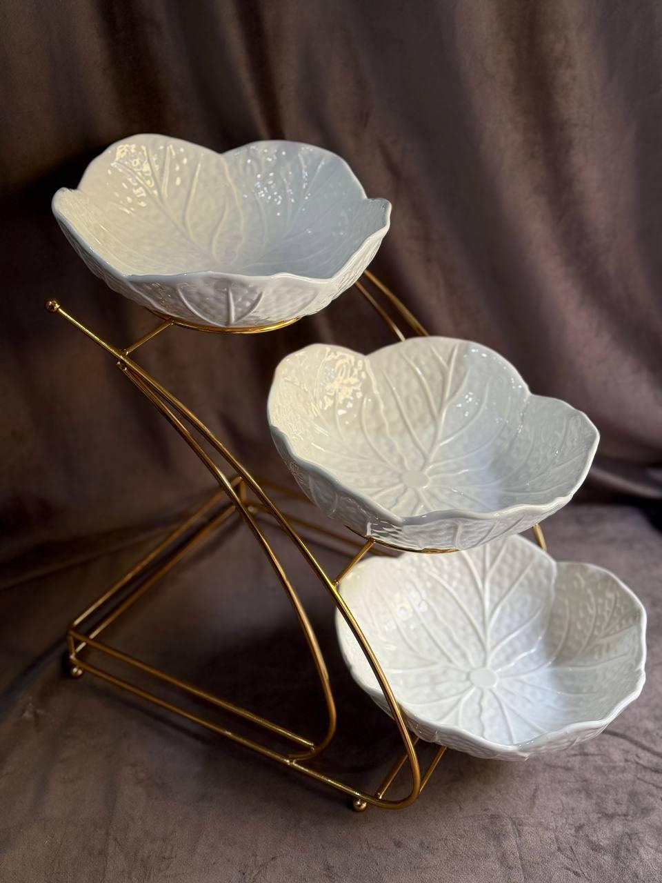 Фруктовница Yiwu C252 фарфоровая на металлической подставке 3 яруса 36х22х33 см Белый с золотым (30059675) - фото 2 Фруктовница Yiwu C252 фарфоровая на металлической подставке 3 яруса 36х22х33 см Белый с золотым (30059675) - фото 2