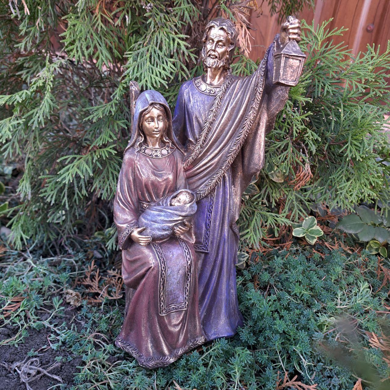 Статуэтка Рождественский вертеп Дева Мария с младенцем на руках и Иосиф держит (4088)