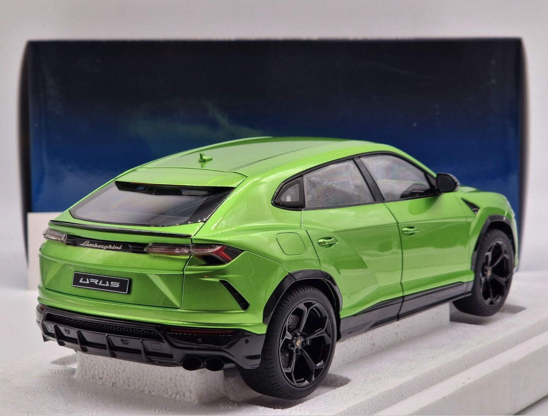 ᐉ Модель автомобиля Autoart 1:18 Lamborghini Urus Pearl Green