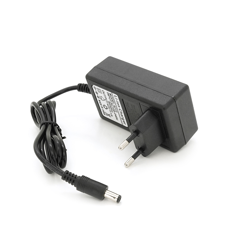 Зарядное устройство VOLTRONIC Li-ion 42V 1A с индикатором 5,5x2,5 мм для электроинструментов (36766)