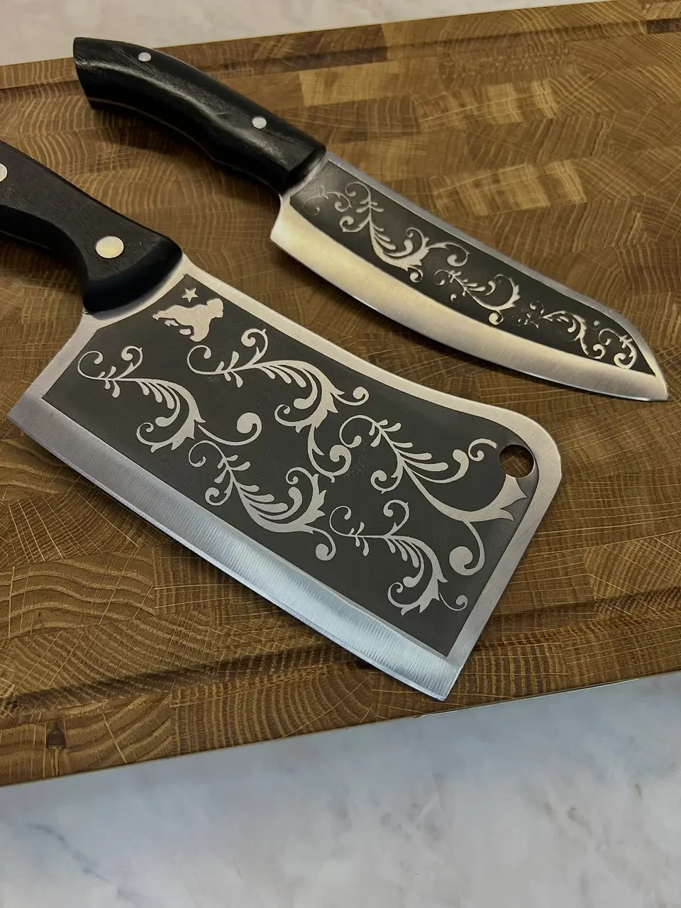 Набір кухонний Gorillas BBQ DS35 дошка обробна торцева з сокиркою Візерунок і ножем Шашличник 3 пр. (27722357) - фото 3 Набір кухонний Gorillas BBQ DS35 дошка обробна торцева з сокиркою Візерунок і ножем Шашличник 3 пр. (27722357) - фото 3