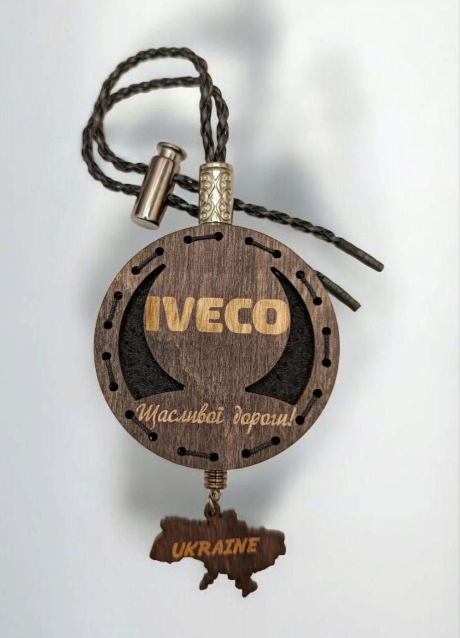 Ароматизатор для авто Iveco многоразовый из дерева/войлока и аромапарфюм 10 мл (118)