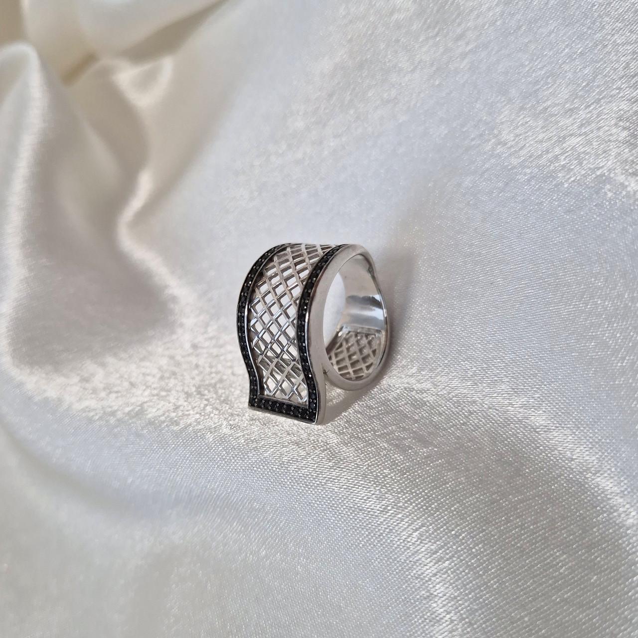 Каблучка широка сітка з чорними каменями срібло 925 проби родоване 7,31 г р. 17,5 (1418рк) - фото 7 Каблучка широка сітка з чорними каменями срібло 925 проби родоване 7,31 г р. 17,5 (1418рк) - фото 7