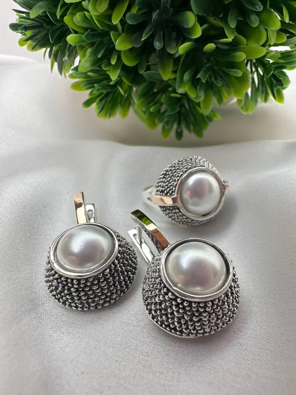 Комплект прикрас срібний Заура каблучка/сережки 925 проба з перлинами/золотими пластинами 375 проба (26943297)