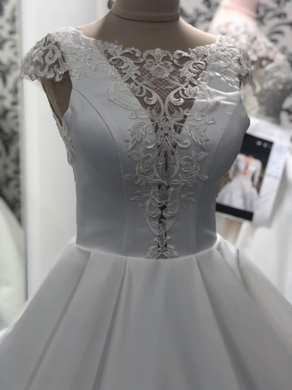 Весільна сукня з атласу р. 44 Молочний - фото 2 Весільна сукня з атласу р. 44 Молочний - фото 2