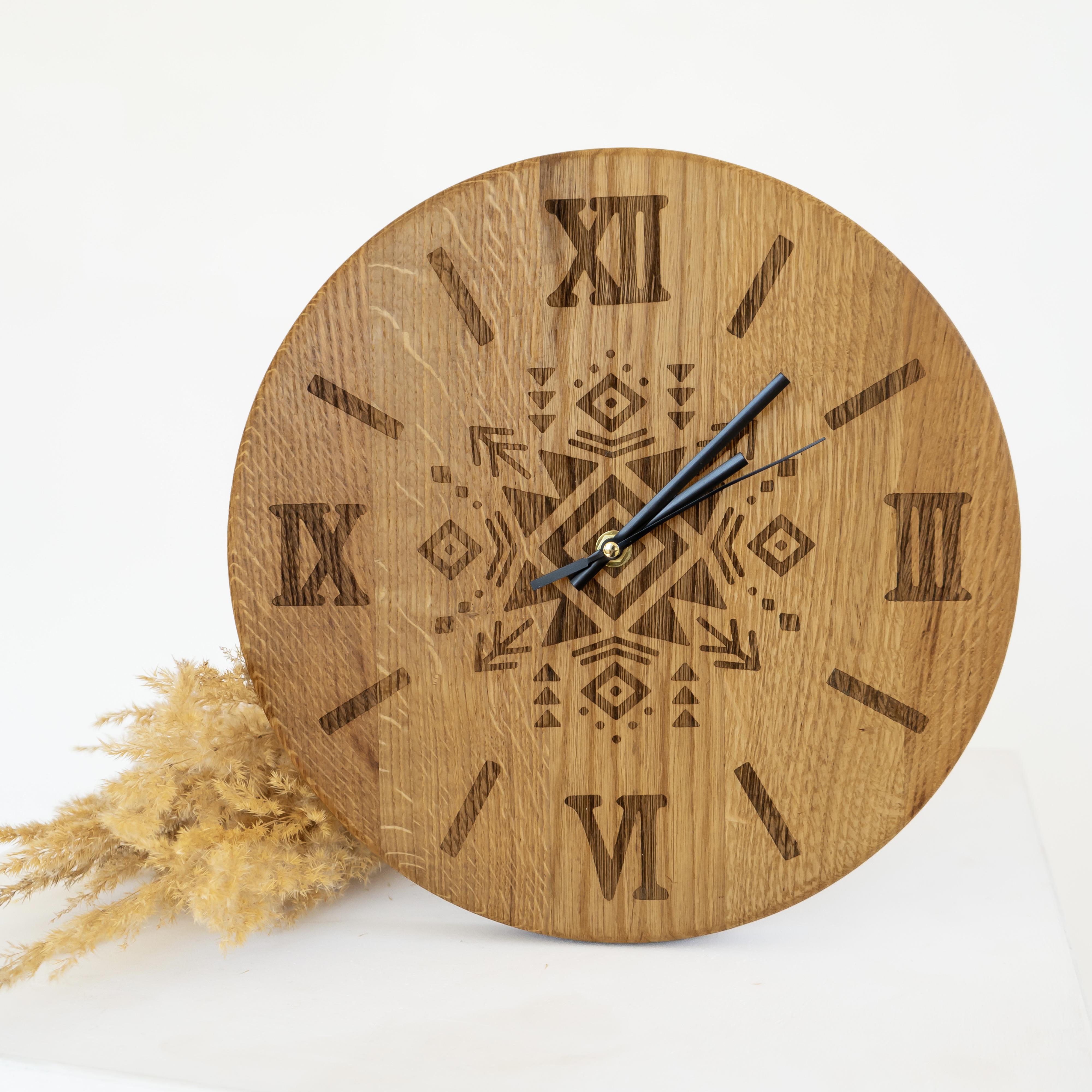 Часы настенные из дерева Geometric с гравировкой