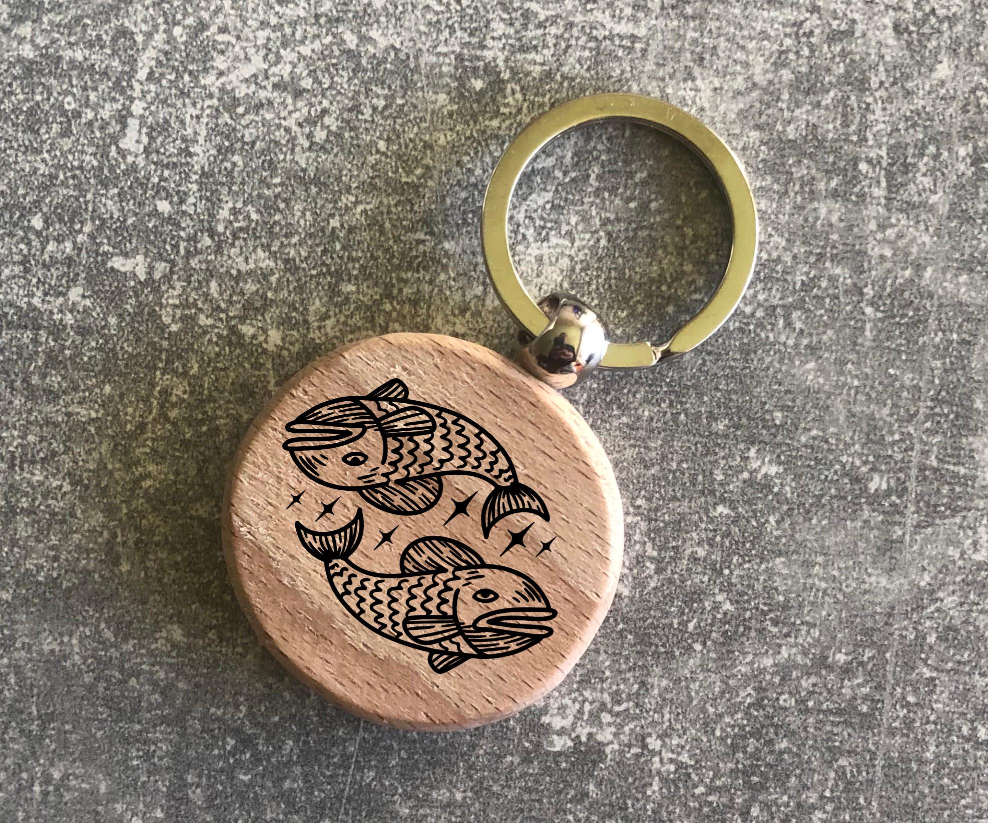 Брелок деревянный круглый с изображением зодиака "Рыбы" (15010204036)