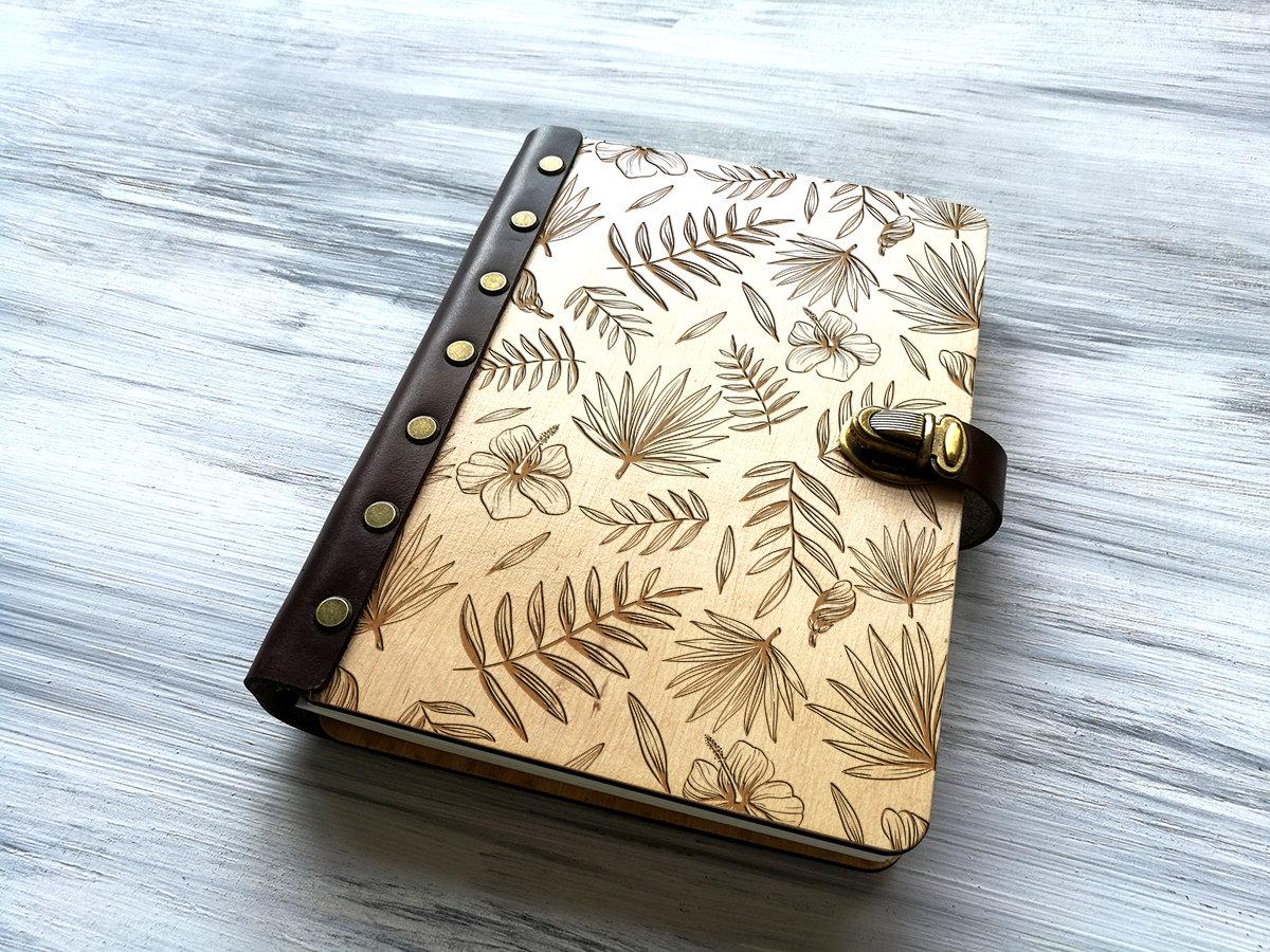 Персональний блокнот WoodPresentStudio Листя в обкладинці з дерева 100 аркушів чорні без лінівки Світле дерево - фото 2 Персональний блокнот WoodPresentStudio Листя в обкладинці з дерева 100 аркушів чорні без лінівки Світле дерево - фото 2