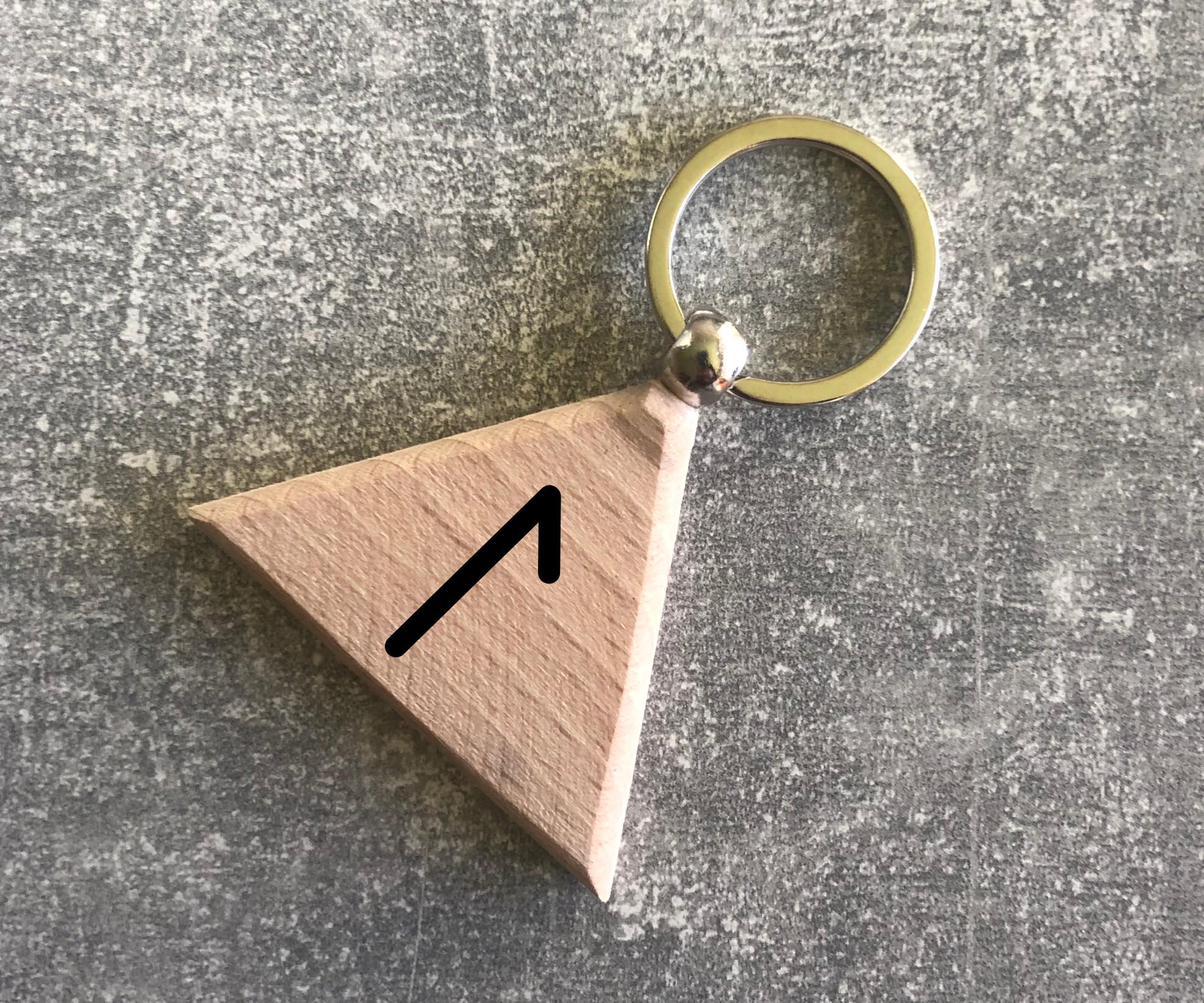 Брелок деревянный треугольный с руной Старшого футарк "Лагуз" (15010308021)