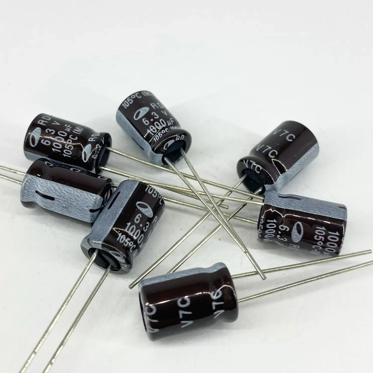 Конденсатори електролітичні SAMWHA 1000 мкф 6,3V 8x11,5 мм 105 °C (1965011352)