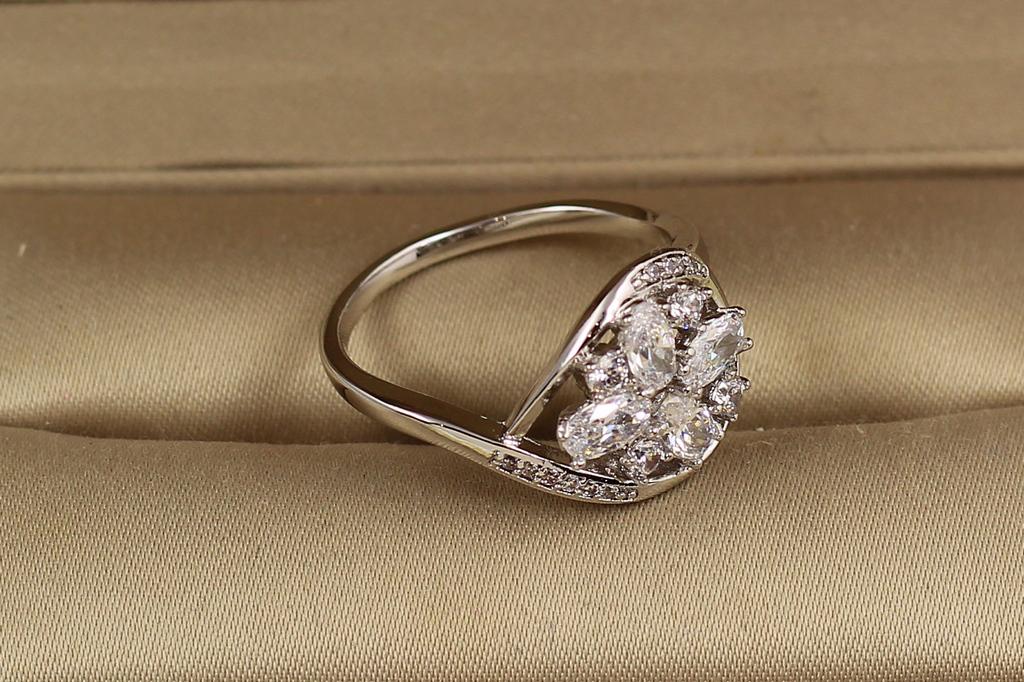 Каблучка Xuping Jewelry Кластер р. 17 Сріблястий (31022769) - фото 2 Каблучка Xuping Jewelry Кластер р. 17 Сріблястий (31022769) - фото 2