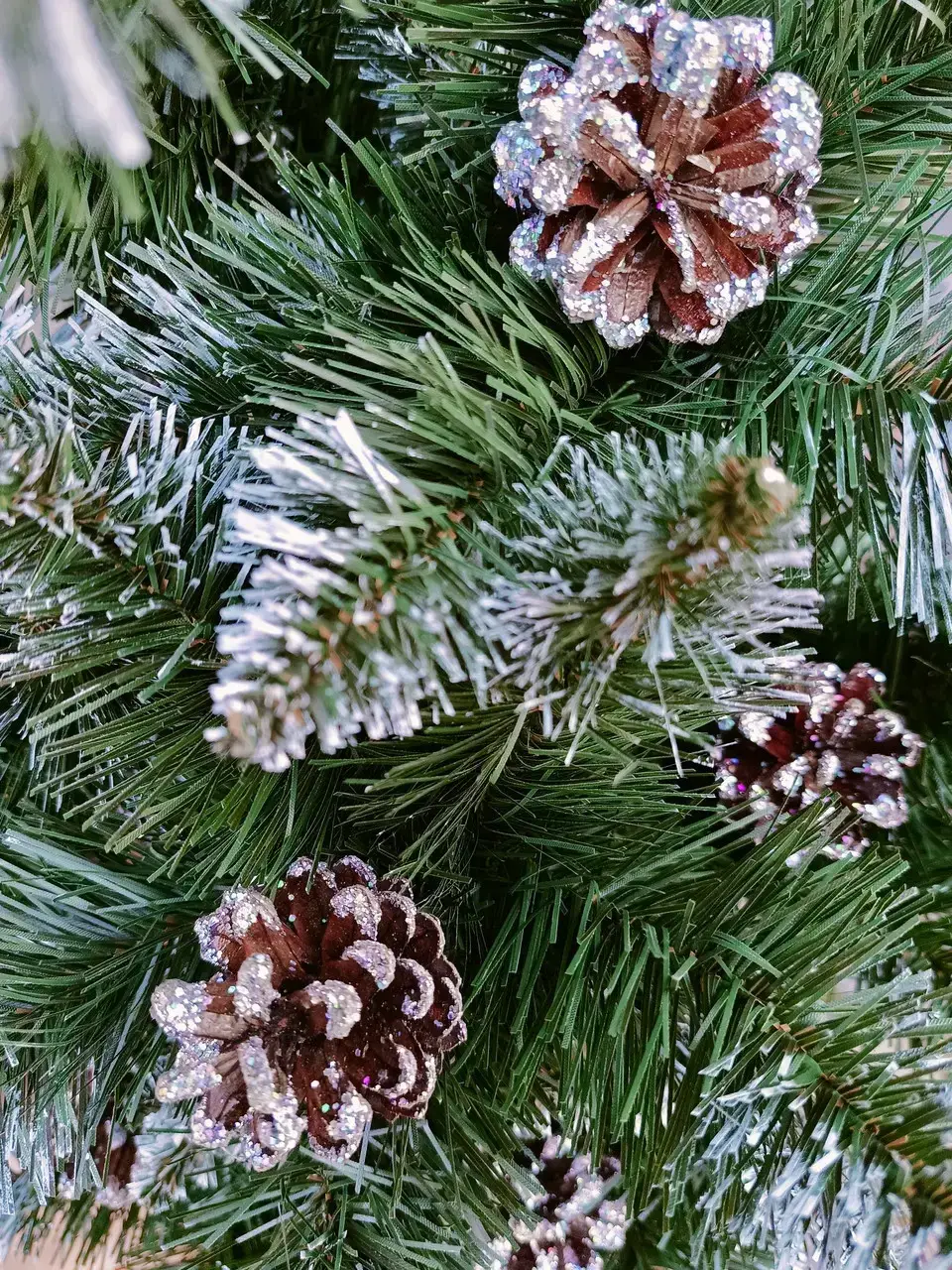 Ялинка штучна Хатинка Елітна з шишками та підставкою 1,80 м Зелений (Е 1,8) - фото 3